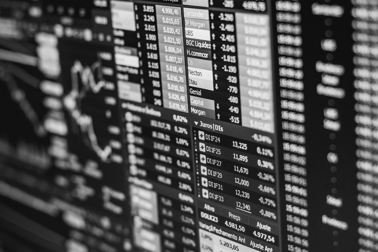 Usługi Monochrome image of stock market data on a screen, depicting financial information and trends.