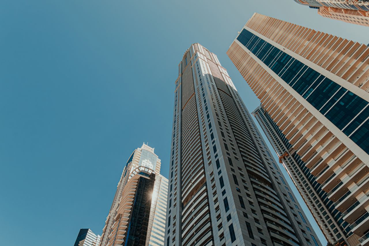Usługi A breathtaking upward view of modern skyscrapers in Dubai's urban architecture.